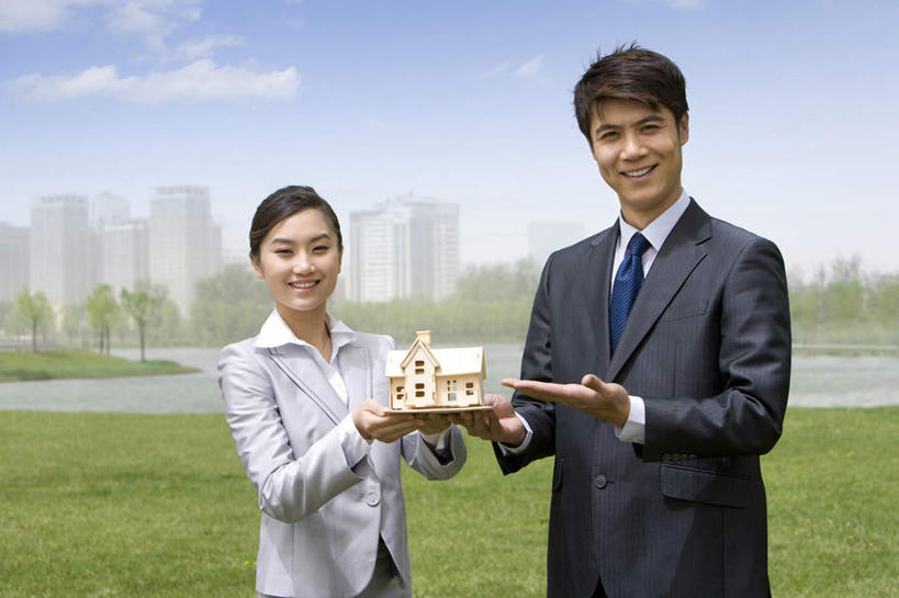 东方人,成年人,两个人,商务人士,商务男性,商务女性,笑,微笑,露齿笑,横图,室外,白天,正面,衬衫,快乐,幸福,水,建筑,北京,中国,亚洲,套装,领带,拿着,草,摄影,都市风光,房地产,房地产经纪人,商务装,自然现象,工薪阶层,东亚,发展,建筑模型,男人,男性,年轻男性,年轻女性,女人,女性,亚洲人,中国人,年轻人,白领,上班族,半身,彩图,衬衣