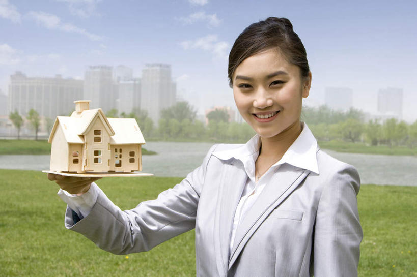 东方人,成年人,一个人,商务人士,商务女性,笑,微笑,露齿笑,横图,室外,白天,正面,快乐,幸福,水,建筑,北京,中国,亚洲,仅一个年轻女性,仅一个女性,仅一个人,套装,拿着,草,绿色,摄影,都市风光,房地产,房地产经纪人,商务装,自然现象,工薪阶层,东亚,发展,建筑模型,年轻女性,女人,女性,亚洲人,中国人,年轻人,白领,上班族,半身,彩图