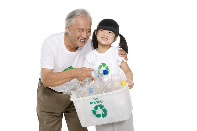 东方人,儿童,老年人,两个人,家庭,祖父母,祖父,笑,微笑,露齿笑,横图,白色背景,正面,快乐,幸福,纯洁,指示牌,北京,中国,亚洲,环保,标志,符号,文字,塑胶,T恤,拿着,休闲装,标识,小孩,瓶子,概念,辫子,可爱,童年,童趣,搭,摄影,影棚,能源,保护,环境,回收,资源,搭着,摄影棚,肖像,利用,童真,低碳,东亚,烂漫,无邪,循环,循环利用,环境保护,持续,责任,天真,老年男性,男人,男性,女孩,女性,亚洲人,中国人,孩子,孙女,影棚拍摄,拍摄,回收桶