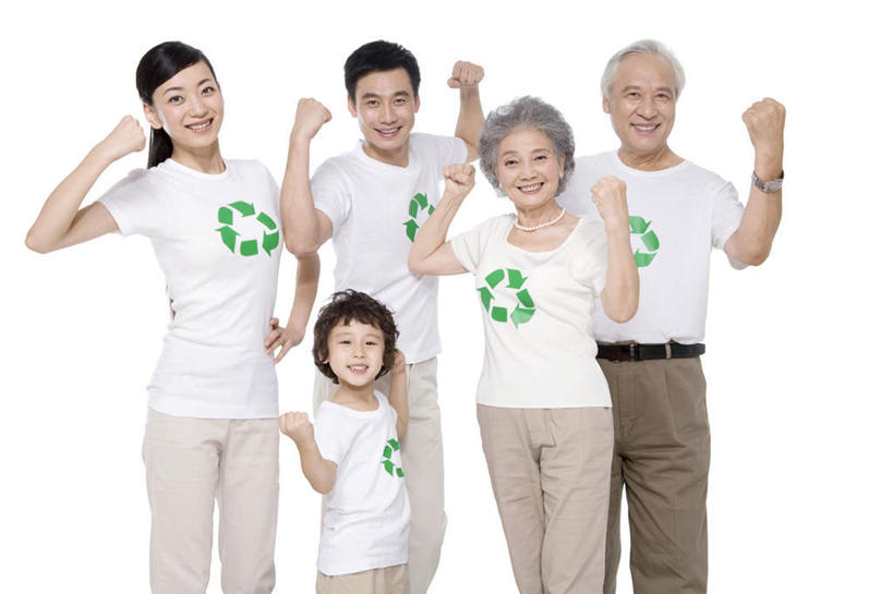 东方人,儿童,中年人,老年人,肌肉,健壮,家庭,母亲,父亲,儿子,祖父母,祖母,祖父,站,笑,微笑,露齿笑,横图,白色背景,正面,快乐,满意,幸福,纯洁,成功,信心,指示牌,北京,中国,亚洲,环保,标志,符号,文字,T恤,休闲装,标识,小孩,概念,健康,温暖,温馨,一家人,活力,可爱,力量,童年,童趣,摄影,影棚,能源,青春,保护,环境,回收,和睦,资源,强壮,摄影棚,肖像,利用,童真,低碳,东亚,烂漫,无邪,循环,循环利用,环境保护,持续,责任,天真,老年男性,老年女性,男孩,男人,男性,年轻女性,女人,女性,中年男性,亚洲人,中国人,孩子,年轻人,全家福,孙子,影棚拍摄,拍摄,融洽