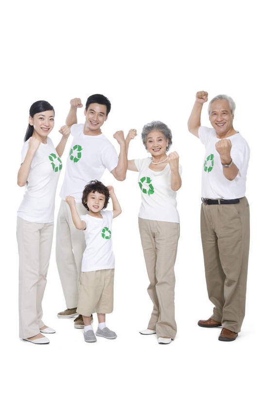 东方人,儿童,中年人,老年人,肌肉,健壮,家庭,母亲,父亲,儿子,祖父母,祖母,祖父,站,笑,微笑,露齿笑,竖图,白色背景,正面,快乐,满意,幸福,纯洁,成功,信心,指示牌,北京,中国,亚洲,环保,标志,符号,文字,T恤,休闲装,标识,小孩,概念,健康,温暖,温馨,一家人,活力,可爱,力量,童年,童趣,摄影,影棚,能源,青春,保护,环境,回收,和睦,资源,强壮,摄影棚,肖像,利用,童真,低碳,东亚,烂漫,无邪,循环,循环利用,环境保护,持续,责任,天真,老年男性,老年女性,男孩,男人,男性,年轻女性,女人,女性,中年男性,亚洲人,中国人,孩子,年轻人,孙子,影棚拍摄,拍摄,融洽