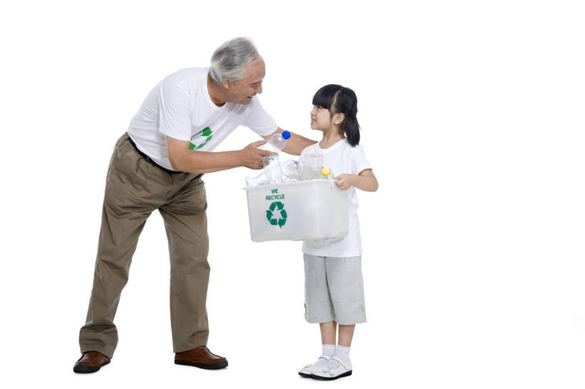 东方人,儿童,老年人,两个人,家庭,祖父母,祖父,笑,微笑,露齿笑,横图,白色背景,侧面,快乐,幸福,纯洁,指示牌,北京,中国,亚洲,环保,标志,符号,文字,塑胶,T恤,拿着,休闲装,标识,小孩,瓶子,概念,面对面,辫子,可爱,童年,童趣,摄影,影棚,能源,保护,环境,回收,资源,摄影棚,肖像,利用,童真,低碳,东亚,烂漫,无邪,循环,循环利用,环境保护,持续,责任,天真,老年男性,男人,男性,女孩,女性,亚洲人,中国人,孩子,孙女,影棚拍摄,拍摄,回收桶