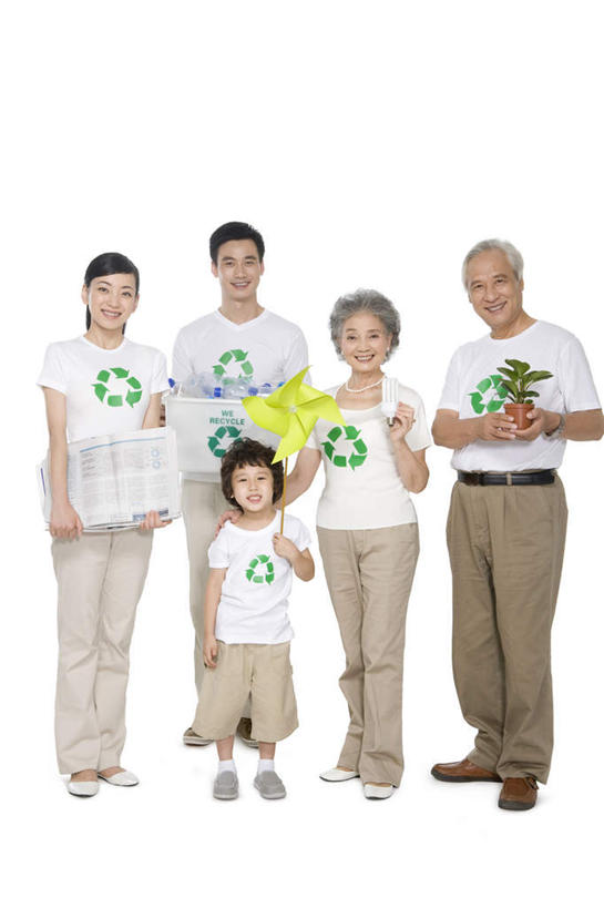东方人,儿童,中年人,老年人,家庭,母亲,父亲,儿子,祖父母,祖母,祖父,站,笑,微笑,露齿笑,竖图,白色背景,正面,快乐,幸福,纯洁,节能,指示牌,报纸,纸风车,北京,中国,亚洲,堆叠,环保,标志,符号,文字,纸,塑胶,T恤,拿着,休闲装,标识,小孩,瓶子,概念,温暖,温馨,一家人,可爱,童年,童趣,摄影,影棚,能源,保护,环境,回收,和睦,资源,电灯泡,摄影棚,肖像,利用,童真,低碳,东亚,烂漫,无邪,循环,循环利用,环境保护,荧光灯,持续,责任,天真,老年男性,老年女性,男孩,男人,男性,年轻女性,女人,女性,中年男性,亚洲人,中国人,孩子,年轻人,全家福,孙子,影棚拍摄,拍摄,融洽,回收桶