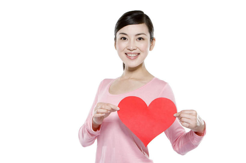 东方人,成年人,一个人,站,笑,微笑,露齿笑,横图,留白,白色背景,侧面,快乐,满意,纯洁,美景,中国,亚洲,仅一个年轻女性,仅一个女性,仅一个人,景观,拿着,休闲装,干净,刺激,自然,景色,可爱,童年,童趣,高雅,享乐,自然风光,出示,童真,东亚,烂漫,无邪,纯净,北京市,无忧无虑,天真,年轻女性,女人,女性,亚洲人,中国人,年轻人,心型,半身,彩图,影棚拍摄,爱