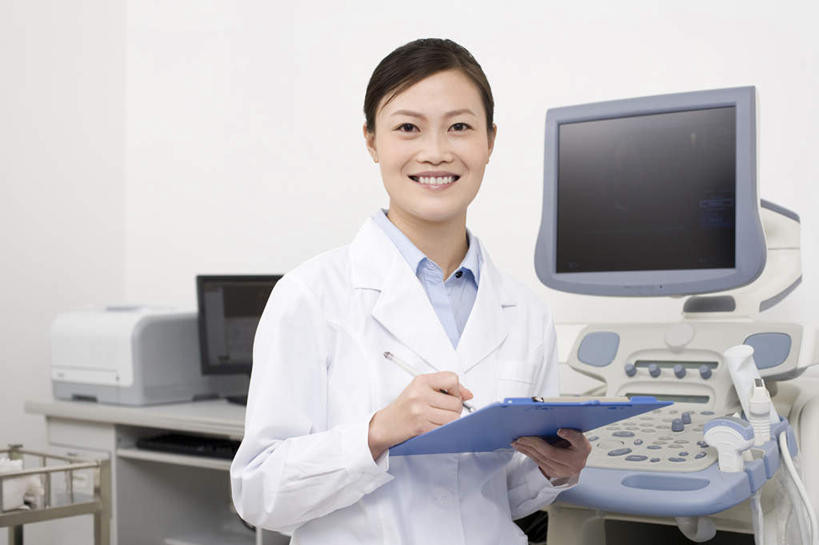 东方人,成年人,一个人,医生,科学家,医院,坐,笑,微笑,露齿笑,横图,白天,正面,工作服,快乐,智慧,信心,显示器,昆明,亚洲,仅一个年轻女性,仅一个女性,仅一个人,研究,科学,瓷器,拿着,医护人员,医疗人员,职业,通信,医疗设备,医疗器械,东亚,实验服,技能,年轻女性,女人,女性,亚洲人,中国人,年轻人,大夫,技术员,半身,彩图,门诊部