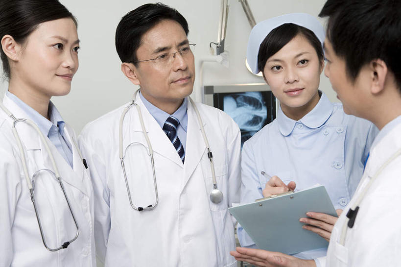 东方人,成年人,中年人,老年人,四个人,医生,护士,医院,横图,白天,正面,工作服,制服,讨论,通讯,合作,团队,昆明,中国,亚洲,研究,会议,科学,眼镜,听,听诊器,教,职业,面对面,通信,专心,东亚,实验服,工作制服,老年男性,男人,男性,年轻男性,年轻女性,女人,女性,亚洲人,中国人,年轻人,半身,彩图,工作套服