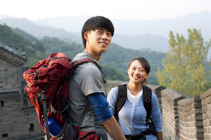 东方人,成年人,两个人,站,笑,微笑,露齿笑,横图,室外,白天,正面,旅游,度假,快乐,探险,自由,友谊,运动,信心,美景,森林,山,建筑,长城,日光,中国,亚洲,行人,游客,游人,连接,景观,休闲装,历史,娱乐,城墙,路人,旅客,树,风景,自然,社区,春天,享受,休闲,景色,放松,活力,生活方式,指导,动作,环境,生态,酷,享乐,愉悦,中国文化,自然风光,露营,户外活动,东亚,背包客,过客,无忧无虑,冒险,男人,男性,年轻男性,年轻女性,女人,女性,亚洲人,中国人,年轻人,休闲活动,步行,半身,彩图