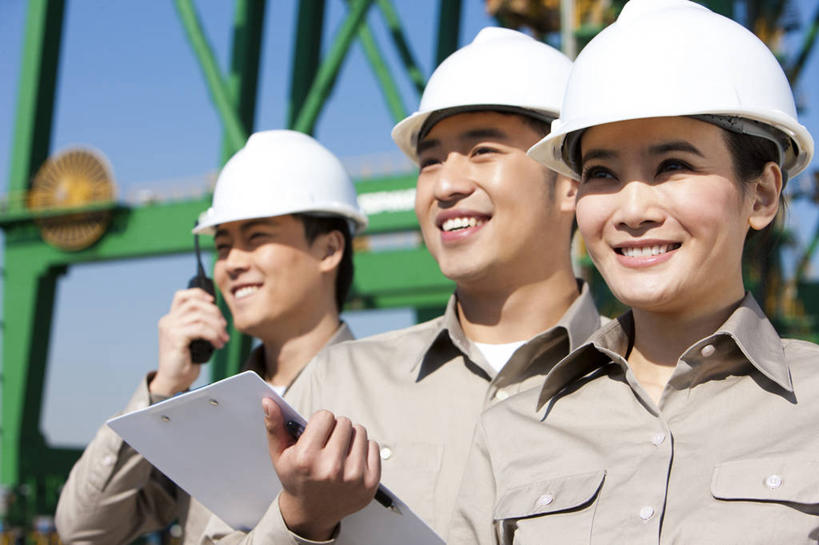 东方人,中年人,脸,头,脸颊,三个人,码头,站,微笑,横图,室外,白天,制服,商务,快乐,通讯,合作,团队,技术,港口,建筑,中国,亚洲,出口,工作,设备,现代,肩膀,施工,工人,安全帽,交通工具,职业,机械,起重机,工业,运输,摄影,写字板,工程,效率,货运,载具,东亚,物流,造船厂,天津市,工作车,施工车,男人,亚洲人,中国人,年轻人,头部,脸部,脸蛋,面部,员工,说话,彩图,摆渡口,埠头,渡口,渡头,港湾,海港,货运码头,口岸,商港,匠人,劳动者,体力工,工人阶级,海上运输