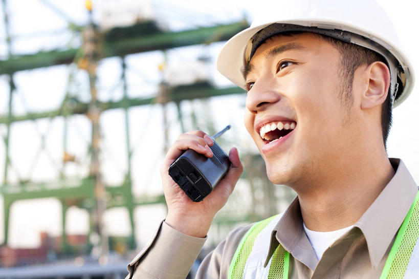 东方人,中年人,脸,头,脸颊,一个人,码头,站,微笑,横图,室外,特写,白天,制服,商务,通讯,技术,港口,建筑,中国,亚洲,出口,工作,集装箱,拿着,设备,货柜,现代,肩膀,施工,工人,安全帽,容器,箱子,交通工具,向上看,职业,机械,起重机,工业,运输,摄影,工程,效率,货运,载具,东亚,物流,天津市,工作车,施工车,男人,亚洲人,中国人,头部,脸部,脸蛋,面部,员工,说话,彩图,摆渡口,埠头,渡口,渡头,港湾,海港,货运码头,口岸,商港,匠人,劳动者,体力工,工人阶级,海上运输