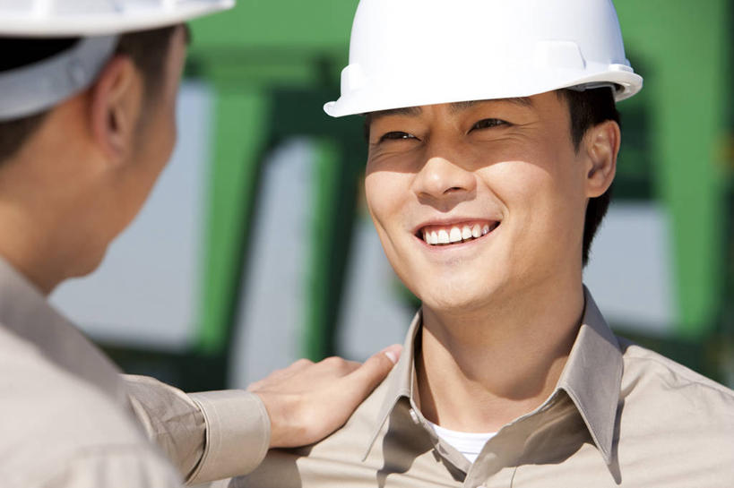 东方人,中年人,脸,头,脸颊,两个人,码头,站,微笑,横图,室外,白天,制服,商务,快乐,通讯,技术,港口,建筑,中国,亚洲,出口,工作,设备,现代,肩膀,施工,工人,安全帽,交通工具,职业,机械,起重机,工业,运输,摄影,工程,效率,货运,载具,东亚,物流,造船厂,天津市,工作车,施工车,男人,亚洲人,中国人,年轻人,头部,脸部,脸蛋,面部,员工,彩图,摆渡口,埠头,渡口,渡头,港湾,海港,货运码头,口岸,商港,匠人,劳动者,体力工,工人阶级,海上运输