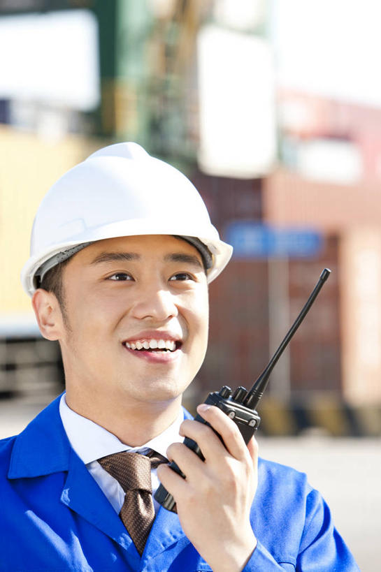 东方人,脸,头,脸颊,一个人,商务人士,商务男性,码头,站,微笑,竖图,室外,白天,正面,衬衫,商务,快乐,通讯,技术,港口,建筑,中国,亚洲,出口,套装,集装箱,设备,货柜,现代,肩膀,施工,安全帽,容器,箱子,交通工具,机械,起重机,工业,运输,摄影,工程,效率,货运,载具,商务装,工薪阶层,东亚,物流,天津市,工作车,施工车,亚洲人,中国人,年轻人,头部,脸部,脸蛋,面部,白领,上班族,说话,彩图,衬衣,摆渡口,埠头,渡口,渡头,港湾,海港,货运码头,口岸,商港,海上运输