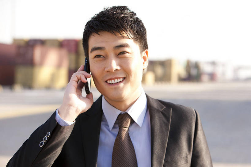 东方人,脸,头,脸颊,一个人,商务人士,商务男性,码头,站,打电话,微笑,横图,室外,白天,衬衫,商务,快乐,港口,手机,中国,亚洲,出口,套装,集装箱,货柜,现代,肩膀,容器,箱子,工业,运输,摄影,效率,货运,商务装,工薪阶层,东亚,物流,天津市,男人,亚洲人,中国人,年轻人,头部,脸部,脸蛋,面部,白领,上班族,彩图,衬衣,摆渡口,埠头,渡口,渡头,港湾,海港,货运码头,口岸,商港,海上运输