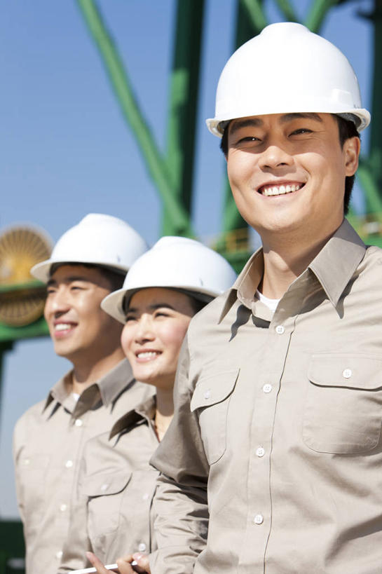 东方人,中年人,脸,头,脸颊,三个人,码头,站,微笑,竖图,室外,白天,制服,商务,快乐,合作,团队,技术,港口,建筑,中国,亚洲,出口,工作,设备,现代,肩膀,施工,工人,安全帽,交通工具,职业,机械,起重机,工业,运输,摄影,工程,效率,货运,载具,东亚,物流,造船厂,天津市,工作车,施工车,男人,亚洲人,中国人,年轻人,头部,脸部,脸蛋,面部,员工,彩图,摆渡口,埠头,渡口,渡头,港湾,海港,货运码头,口岸,商港,匠人,劳动者,体力工,工人阶级,海上运输