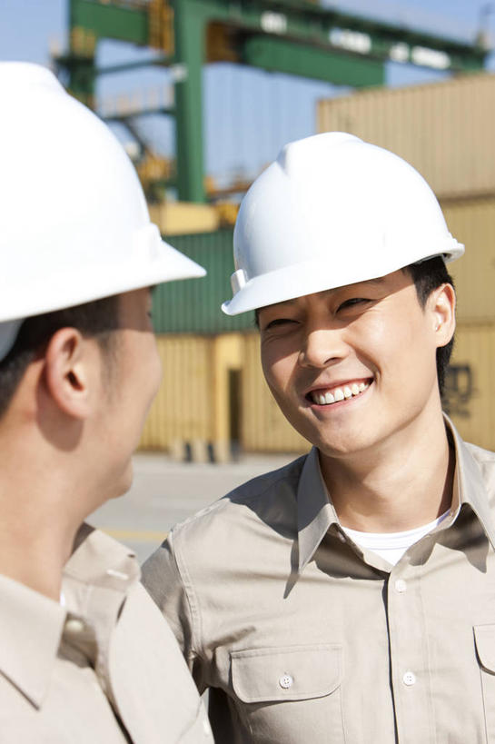 东方人,中年人,脸,头,脸颊,两个人,码头,站,微笑,竖图,室外,白天,制服,商务,快乐,通讯,技术,港口,建筑,中国,亚洲,出口,工作,设备,现代,肩膀,施工,工人,安全帽,交通工具,职业,机械,起重机,工业,运输,摄影,写字板,工程,效率,货运,载具,东亚,物流,造船厂,天津市,工作车,施工车,男人,亚洲人,中国人,年轻人,头部,脸部,脸蛋,面部,员工,说话,彩图,摆渡口,埠头,渡口,渡头,港湾,海港,货运码头,口岸,商港,匠人,劳动者,体力工,工人阶级,海上运输
