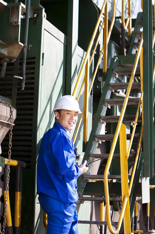 东方人,脸,头,脸颊,一个人,商务人士,商务男性,码头,站,微笑,竖图,室外,白天,正面,衬衫,商务,快乐,通讯,楼梯,港口,中国,亚洲,出口,套装,金属,现代,肩膀,台阶,安全帽,工业,运输,摄影,效率,货运,商务装,工薪阶层,东亚,物流,天津市,亚洲人,中国人,年轻人,头部,脸部,脸蛋,面部,白领,上班族,彩图,衬衣,摆渡口,埠头,渡口,渡头,港湾,海港,货运码头,口岸,商港,海上运输