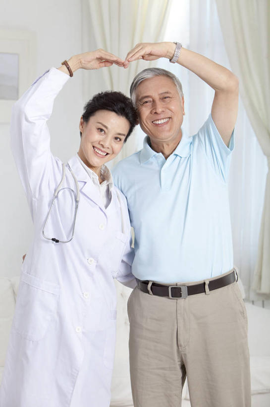 东方人,成年人,老年人,医生,微笑,横图,室内,正面,快乐,中国,亚洲,并排,社区,医护人员,医疗人员,职业,服务,起居室,关爱,近景,拜访,东亚,北京市,信任,老年男性,男人,男性,亚洲人,中国人,心型,大夫,彩图,家庭护理