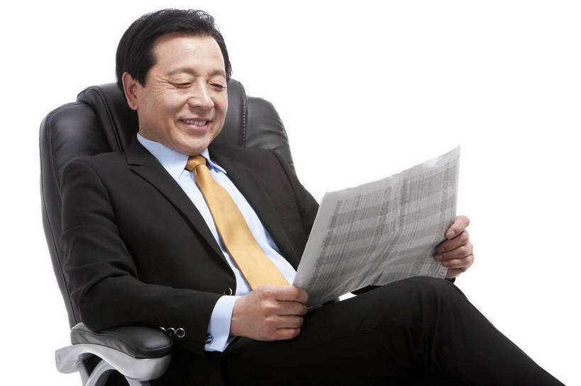 东方人,老年人,一个人,商务人士,商务男性,坐,微笑,横图,留白,白色背景,正面,衬衫,商务,智慧,骄傲,成功,信心,报纸,椅子,中国,亚洲,仅一个男性,套装,拿着,职业,读书,摄影,主席,影棚,办公椅,领导,经理,摄影棚,肖像,老板椅,商务装,工薪阶层,东亚,把握,老年男性,男人,男性,亚洲人,中国人,白领,上班族,彩图,影棚拍摄,衬衣,拍摄,首席执行官,掌控