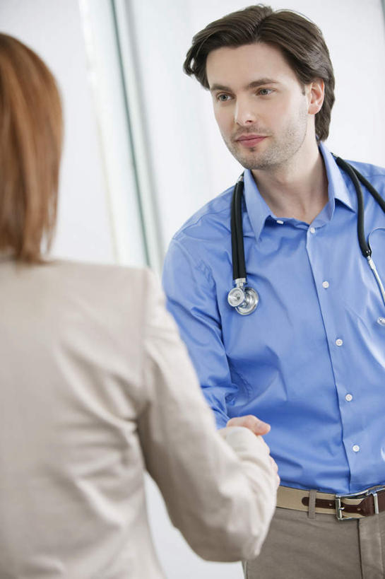 西方人,背部,两个人,医生,病人,握手,笑,微笑,露齿笑,竖图,室内,白天,正面,衬衫,欧洲,欧洲人,阴影,服装,反射,影子,注视,休闲装,相视,一个,衣服,听诊器,观察,看,医护人员,医疗人员,休闲,面对面,休闲服,服饰,单个,观看,对视,察看,医疗设备,互视,关注,病患,医疗器械,相对,医疗工具,相看,检测工具,男人,男性,年轻女性,女人,女性,中年男性,白种人,大夫,患者,就医者,搀手,拉手,手拉手,手握手,半身,彩图,衬衣