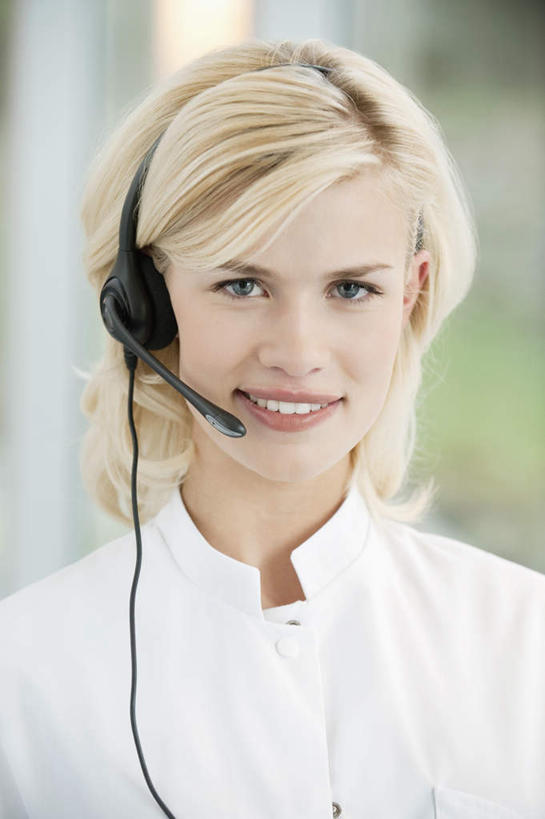 西方人,脸,头,脸颊,脖子,一个人,医生,医院,站,笑,微笑,露齿笑,竖图,室内,特写,白天,正面,工作服,制服,通讯,客服,欧洲,欧洲人,仅一个年轻女性,仅一个女性,仅一个人,朦胧,模糊,信息,话务员,注视,肩膀,耳机,耳麦,话筒,观察,看,站着,医护人员,医疗人员,服务,通信,观看,协调,察看,麦克风,头戴式耳麦,白大褂,关注,销售,客服人员,电话销售,医疗机构,工作制服,接待员,年轻女性,女人,女性,白种人,头部,脖,颈,颈部,脸部,脸蛋,面部,大夫,接线员,站立,半身,彩图,工作套服,病院,诊所,头戴式耳机