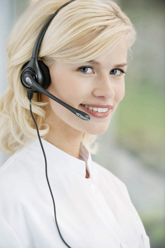 西方人,脸,头,脸颊,脖子,一个人,医生,医院,站,笑,微笑,露齿笑,竖图,室内,特写,白天,侧面,工作服,制服,通讯,客服,欧洲,欧洲人,仅一个年轻女性,仅一个女性,仅一个人,朦胧,模糊,信息,话务员,注视,肩膀,耳机,耳麦,话筒,观察,看,站着,医护人员,医疗人员,服务,通信,观看,协调,察看,麦克风,头戴式耳麦,白大褂,关注,销售,客服人员,电话销售,医疗机构,工作制服,接待员,年轻女性,女人,女性,白种人,头部,脖,颈,颈部,脸部,脸蛋,面部,大夫,接线员,站立,半身,彩图,工作套服,病院,诊所,头戴式耳机