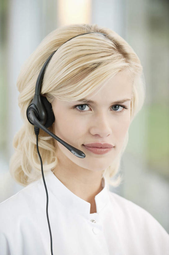 西方人,脸,头,脸颊,一个人,医生,医院,站,竖图,室内,特写,白天,正面,工作服,制服,通讯,客服,窗户,欧洲,欧洲人,仅一个年轻女性,仅一个女性,仅一个人,服装,朦胧,模糊,信息,话务员,注视,肩膀,玻璃窗,衣服,耳机,耳麦,话筒,观察,看,站着,医护人员,医疗人员,服务,通信,服饰,观看,协调,察看,麦克风,头戴式耳麦,衣着,穿着,关注,销售,客服人员,电话销售,医疗机构,工作制服,接待员,衣饰,年轻女性,女人,女性,白种人,头部,脸部,脸蛋,面部,大夫,接线员,站立,半身,彩图,工作套服,病院,诊所,头戴式耳机