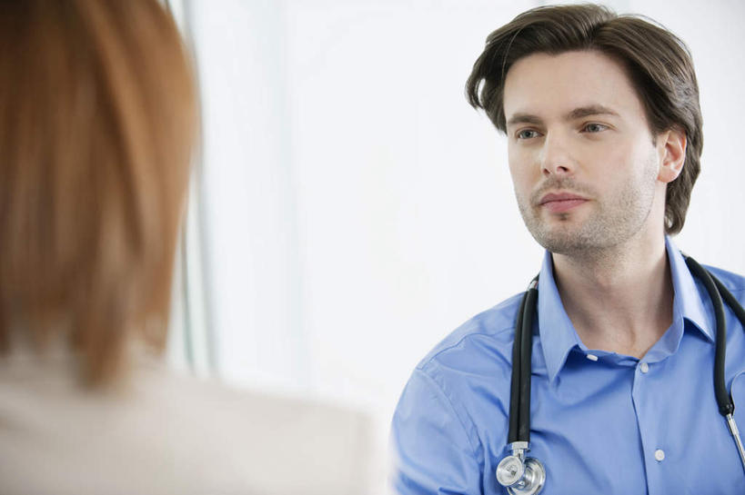 西方人,背部,两个人,医生,病人,站,笑,微笑,横图,室内,白天,正面,欧洲,欧洲人,阴影,朦胧,模糊,反射,影子,墙,注视,相视,墙壁,墙面,一个,白色,听诊器,观察,看,站着,医护人员,医疗人员,面对面,单个,观看,对视,察看,医疗设备,互视,关注,病患,医疗器械,相对,医疗工具,相看,检测工具,男人,男性,年轻女性,女人,女性,中年男性,白种人,大夫,患者,就医者,站立,半身,彩图