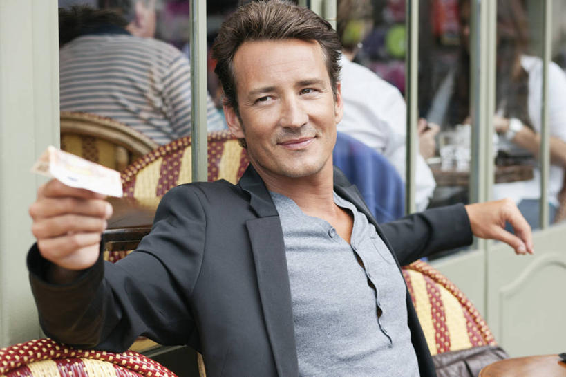 西方人,一个人,餐厅,坐,笑,微笑,横图,室外,白天,正面,钱,窗户,椅子,欧洲,欧洲人,仅一个男性,仅一个人,仅一个中年男性,握,服装,钱币,木椅,墙,欧元,拿,拿着,注视,休闲装,玻璃窗,墙壁,墙面,衣服,观察,看,休闲,休闲服,握着,钞票,金融,纸币,服饰,经济,观看,察看,关注,流通,纸钞,贸易,货币,现金,男人,男性,中年男性,白种人,坐着,半身,彩图,餐馆,饭店,饭馆