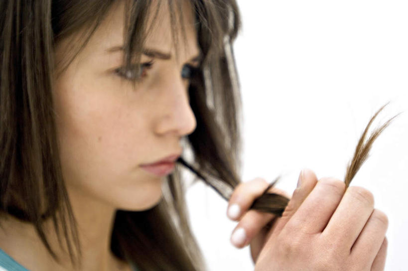 西方人,脸,头,嘴,脸颊,手,一个人,站,横图,室内,特写,白天,白色背景,侧面,欧洲,欧洲人,双手,仅一个年轻女性,仅一个女性,仅一个人,握,服装,棕色,拿,拿着,注视,肩膀,衣服,嘟嘴,观察,看,站着,手部,撅嘴,握着,摄影,服饰,影棚,观看,察看,伤心,衣着,穿着,关注,衣饰,年轻女性,女人,女性,白种人,头部,长发,直发,脸部,脸蛋,面部,嘴巴,嘴唇,站立,半身,彩图,影棚拍摄,拍摄