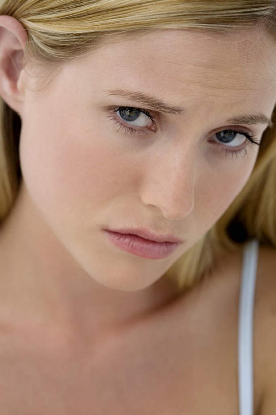 西方人,脸,头,脸颊,头发,一个人,站,竖图,室内,特写,白天,白色背景,正面,吊带,欧洲,欧洲人,仅一个年轻女性,仅一个女性,仅一个人,服装,注视,吊带衫,肩膀,衣服,观察,看,站着,金色,摄影,服饰,影棚,观看,悲伤,察看,伤心,衣着,穿着,关注,衣饰,哀痛,悲戚,悲痛,尤物,年轻女性,女人,女性,白种人,头部,长发,直发,脸部,脸蛋,面部,站立,半身,彩图,影棚拍摄,拍摄,佳丽,丽人,美人