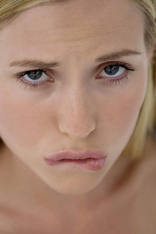 西方人,脸,头,脸颊,头发,一个人,站,竖图,室内,特写,白天,白色背景,正面,吊带,欧洲,欧洲人,仅一个年轻女性,仅一个女性,仅一个人,咬,服装,注视,吊带衫,肩膀,衣服,观察,看,站着,金色,摄影,服饰,影棚,观看,悲伤,咬着,察看,伤心,衣着,穿着,关注,衣饰,哀痛,悲戚,悲痛,尤物,年轻女性,女人,女性,白种人,头部,长发,直发,脸部,脸蛋,面部,站立,半身,彩图,影棚拍摄,拍摄,佳丽,丽人,美人