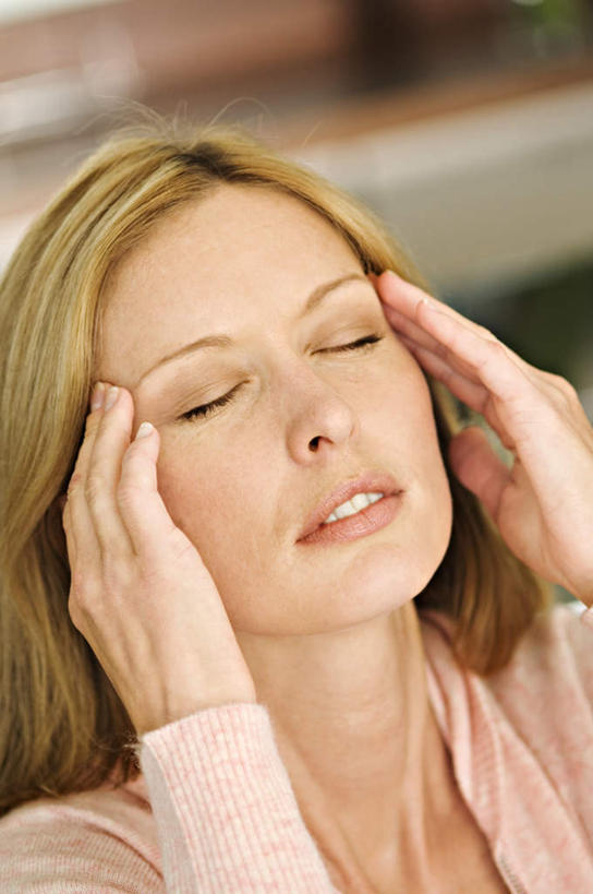 西方人,脸,头,脸颊,手,一个人,闭眼,竖图,室内,特写,白天,正面,按摩,欧洲,欧洲人,双手,仅一个女性,仅一个人,服装,朦胧,模糊,休闲装,肩膀,衣服,仅一个中年女性,享受,休闲,健康,生病,皱眉,手部,休闲服,保健,服饰,指压,抱病,女人,女性,中年女性,白种人,头部,脸部,脸蛋,面部,闭眼睛,闭着眼,闭着眼睛,半身,彩图,推拿