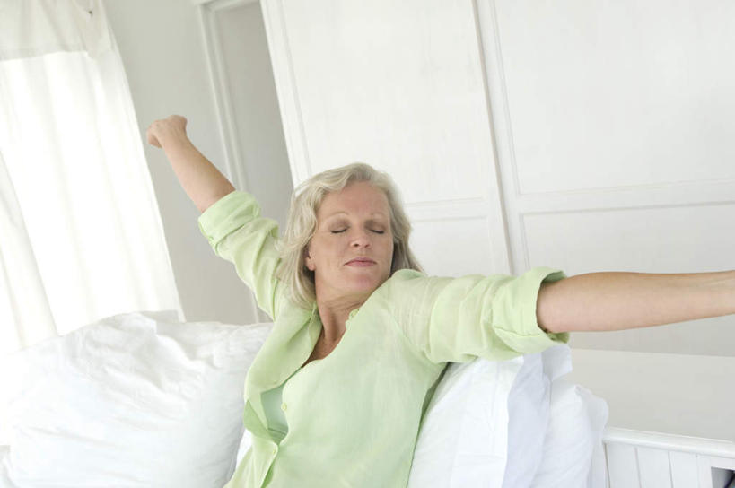 西方人,一个人,坐,闭眼,伸展双臂,横图,室内,白天,正面,床,靠垫,卧室,欧洲,欧洲人,仅一个女性,仅一个人,服装,墙,双人床,床单,靠枕,休闲装,被子,墙壁,墙面,衣服,垫子,枕头,休闲,休闲服,服饰,仅一个老年女性,被单,老年女性,女人,女性,白种人,闭眼睛,闭着眼,闭着眼睛,敞开双臂,伸开双臂,展开双肩,张开手臂,张开双臂,坐着,半身,彩图,睡房,卧房