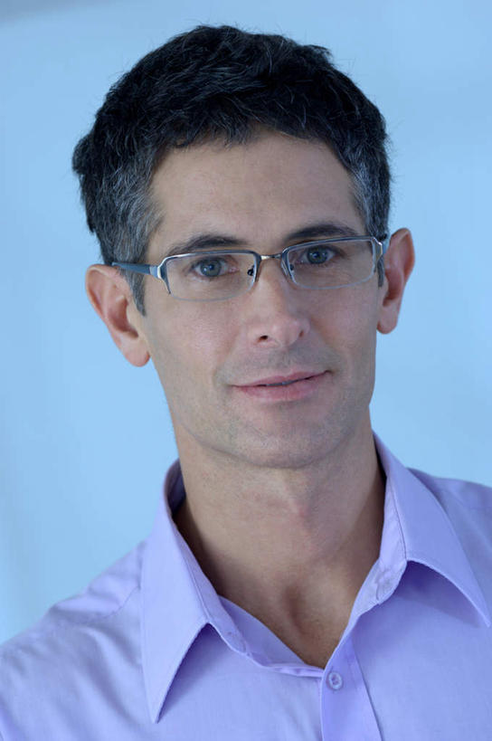 西方人,脸,头,脸颊,一个人,商务人士,商务男性,站,笑,微笑,竖图,室内,特写,白天,正面,衬衫,欧洲,欧洲人,仅一个男性,仅一个人,仅一个中年男性,套装,朦胧,模糊,眼镜,墙,注视,肩膀,墙壁,墙面,蓝色,观察,看,站着,观看,察看,关注,商务装,近视眼镜,工薪阶层,男人,男性,中年男性,白种人,头部,脸部,脸蛋,面部,白领,上班族,站立,半身,彩图,衬衣