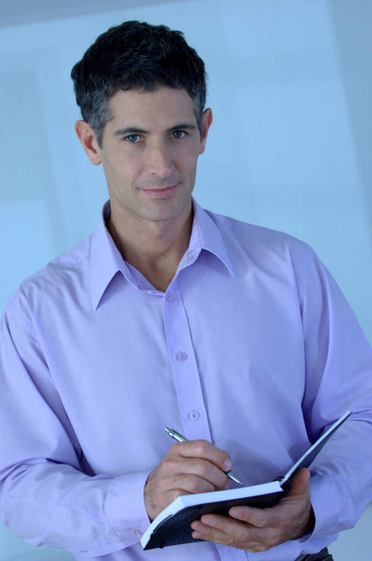 西方人,一个人,商务人士,商务男性,站,笑,微笑,竖图,室内,白天,正面,衬衫,欧洲,欧洲人,仅一个男性,仅一个人,仅一个中年男性,握,套装,朦胧,模糊,笔,墙,办公用品,记事本,拿,拿着,注视,墙壁,墙面,文具,蓝色,本子,笔记本,学习用品,观察,看,站着,握着,观看,文具用品,察看,关注,商务装,工薪阶层,男人,男性,中年男性,白种人,白领,上班族,站立,半身,彩图,衬衣