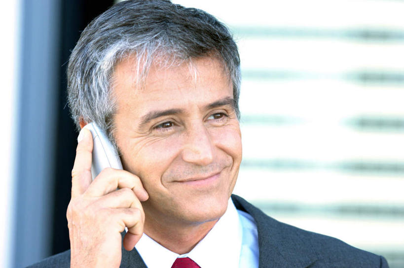 西方人,脸,头,脸颊,手,一个人,商务人士,商务男性,站,笑,打电话,微笑,横图,室内,特写,白天,正面,衬衫,窗户,电话,手机,欧洲,欧洲人,仅一个男性,仅一个人,仅一个中年男性,握,套装,朦胧,模糊,拿,听,拿着,注视,通讯设备,肩膀,玻璃窗,一个,观察,看,站着,手部,握着,单个,观看,单手,察看,关注,商务装,工薪阶层,交流,男人,男性,中年男性,白种人,头部,脸部,脸蛋,面部,白领,上班族,沟通,通话,站立,半身,彩图,衬衣