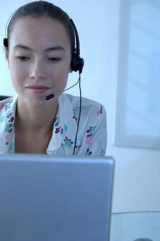 西方人,一个人,商务人士,商务女性,坐,笑,微笑,竖图,室内,白天,正面,通讯,客服,电脑,笔记本电脑,欧洲,欧洲人,仅一个年轻女性,仅一个女性,仅一个人,套装,朦胧,模糊,网络,信息,墙,听,话务员,注视,通讯设备,墙壁,墙面,白色,耳机,耳麦,话筒,观察,看,服务,通信,观看,一台,协调,察看,无线,麦克风,头戴式耳麦,关注,销售,通信设备,商务装,无线网络,无线上网,便携式电脑,工薪阶层,客服人员,电话销售,接待员,手提电脑,年轻女性,女人,女性,白种人,白领,接线员,上班族,坐着,半身,彩图,头戴式耳机