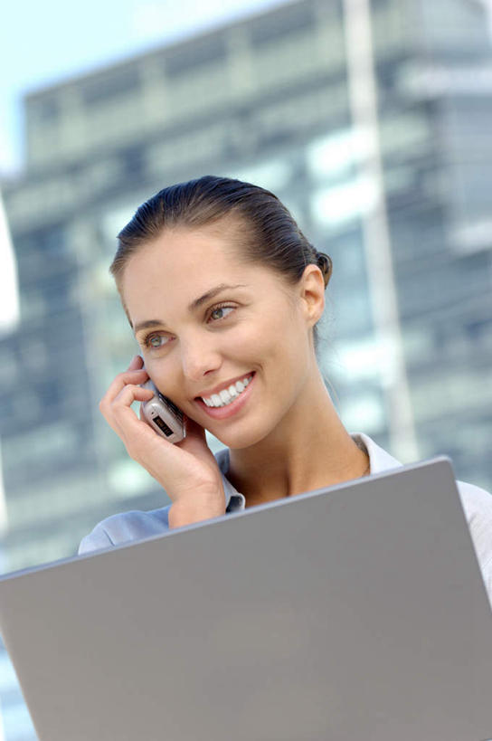 西方人,一个人,高楼大厦,坐,笑,打电话,微笑,露齿笑,竖图,室内,白天,正面,办公楼,电脑,笔记本电脑,窗户,大厦,建筑,摩天大楼,写字楼,电话,手机,欧洲,欧洲人,仅一个年轻女性,仅一个女性,仅一个人,朦胧,模糊,网络,听,注视,通讯设备,玻璃窗,楼宇,观察,看,商务楼,观看,察看,无线,关注,通信设备,无线网络,无线上网,便携式电脑,交流,手提电脑,年轻女性,女人,女性,白种人,沟通,通话,坐着,半身,彩图,大楼,高层建筑,高楼,摩天楼