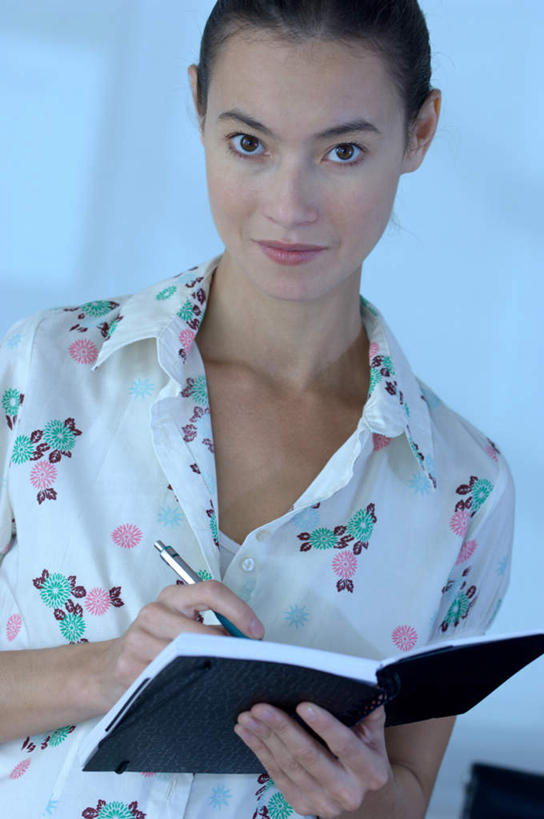 西方人,一个人,商务人士,商务女性,站,笑,微笑,竖图,室内,白天,正面,欧洲,欧洲人,仅一个年轻女性,仅一个女性,仅一个人,握,套装,朦胧,模糊,笔,墙,办公用品,记事本,拿,拿着,注视,墙壁,墙面,文具,蓝色,本子,笔记本,学习用品,观察,看,站着,握着,观看,文具用品,察看,书写,关注,商务装,工薪阶层,年轻女性,女人,女性,白种人,白领,上班族,站立,半身,彩图