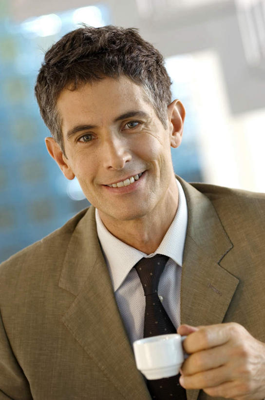 西方人,脸,头,脸颊,手,一个人,商务人士,商务男性,站,笑,微笑,露齿笑,竖图,室内,特写,白天,正面,衬衫,窗户,杯子,欧洲,欧洲人,仅一个男性,仅一个人,仅一个中年男性,握,套装,朦胧,模糊,瓷器,墙,咖啡杯,领带,陶瓷制品,拿,拿着,注视,肩膀,玻璃窗,墙壁,墙面,白色,观察,看,站着,手部,握着,观看,单手,察看,象征,庄重,关注,瓷杯,商务装,身份,工薪阶层,正式,地位,男人,男性,中年男性,白种人,头部,脸部,脸蛋,面部,白领,上班族,站立,半身,彩图,衬衣