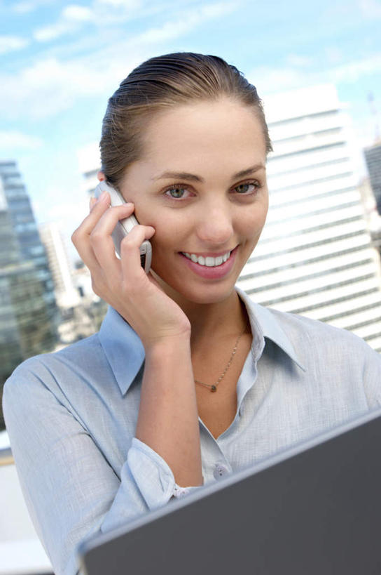 西方人,脸,头,脸颊,手,一个人,商务人士,商务男性,高楼大厦,坐,笑,打电话,微笑,露齿笑,竖图,室内,特写,白天,正面,衬衫,办公楼,电脑,笔记本电脑,大厦,建筑,摩天大楼,写字楼,电话,手机,欧洲,欧洲人,仅一个年轻女性,仅一个女性,仅一个人,握,套装,朦胧,模糊,网络,云,云朵,拿,听,云彩,拿着,注视,通讯设备,肩膀,蓝色,白云,蓝天,天空,楼宇,天,观察,看,手部,商务楼,握着,晴朗,观看,单手,察看,无线,关注,通信设备,商务装,无线网络,无线上网,便携式电脑,工薪阶层,交流,手提电脑,年轻女性,女人,女性,白种人,头部,脸部,脸蛋,面部,白领,上班族,晴空,沟通,通话,坐着,半身,彩图,衬衣,大楼,高层建筑,高楼,摩天楼