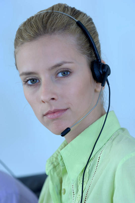 西方人,脸,头,脸颊,一个人,商务人士,商务女性,坐,笑,微笑,竖图,室内,特写,白天,侧面,快乐,满意,幸福,欧洲,欧洲人,仅一个年轻女性,仅一个女性,仅一个人,套装,朦胧,模糊,墙,音响,音乐,听,扭头,注视,娱乐,肩膀,墙壁,墙面,蓝色,耳机,观察,看,转头,享受,休闲,放松,观看,察看,舒适,享乐,关注,商务装,工薪阶层,年轻女性,女人,女性,白种人,头部,脸部,脸蛋,面部,白领,上班族,坐着,半身,彩图