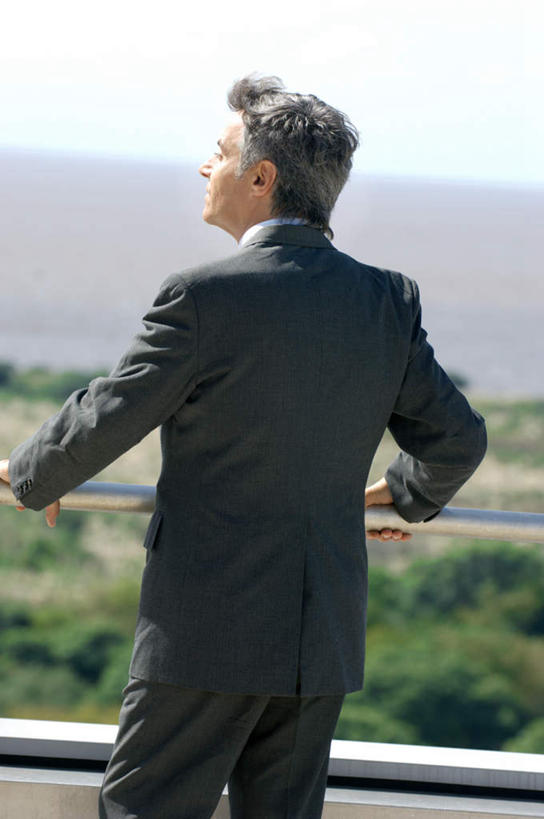 西方人,一个人,商务人士,商务男性,栏杆,站,竖图,室外,白天,衬衫,树林,植物,欧洲,欧洲人,仅一个男性,仅一个人,仅一个中年男性,套装,朦胧,模糊,扶手,扭头,注视,护栏,树,树木,背面,蓝色,绿色,蓝天,天空,自然,天,观察,看,站着,转头,生长,晴朗,成长,观看,察看,关注,商务装,工薪阶层,万里无云,男人,男性,中年男性,白种人,白领,上班族,晴空,晴空万里,站立,半身,彩图,衬衣