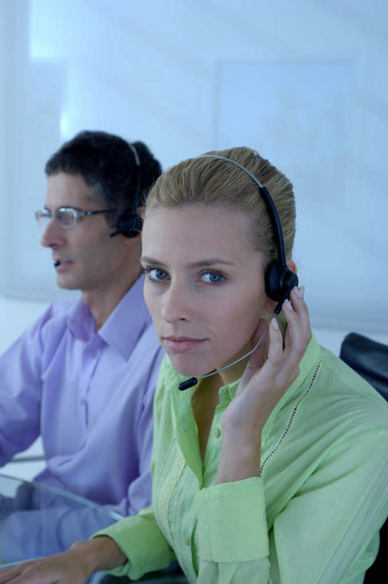 西方人,两个人,伙伴,朋友,商务人士,商务男性,商务女性,坐,笑,微笑,竖图,室内,白天,正面,衬衫,通讯,友谊,合作,团队,客服,欧洲,欧洲人,套装,朦胧,模糊,信息,眼镜,墙,话务员,扭头,注视,墙壁,墙面,蓝色,耳机,耳麦,话筒,观察,看,转头,战略,服务,通信,观看,协调,察看,麦克风,头戴式耳麦,关注,销售,商务装,近视眼镜,工薪阶层,客服人员,电话销售,联合,合谋,接待员,配合,协作,男人,男性,年轻男性,年轻女性,女人,女性,白种人,白领,接线员,上班族,坐着,半身,彩图,衬衣,头戴式耳机