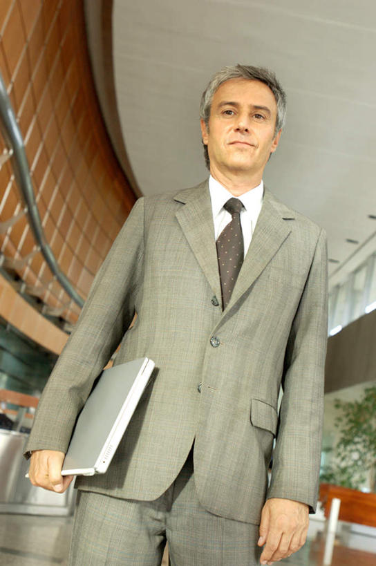 西方人,一个人,商务人士,商务男性,栏杆,站,竖图,室内,白天,仰视,衬衫,电脑,笔记本电脑,天花板,欧洲,欧洲人,仅一个男性,仅一个人,仅一个中年男性,握,套装,朦胧,模糊,网络,扶手,墙,拿,拿着,注视,通讯设备,护栏,墙壁,墙面,白色,观察,看,站着,握着,观看,一台,察看,无线,关注,通信设备,商务装,无线网络,无线上网,便携式电脑,工薪阶层,手提电脑,男人,男性,中年男性,白种人,白领,上班族,站立,半身,彩图,低角度拍摄,衬衣