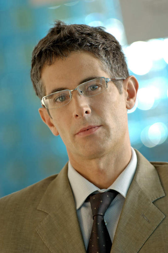 西方人,脸,头,脸颊,一个人,商务人士,商务男性,站,笑,微笑,竖图,室内,特写,白天,正面,衬衫,窗户,欧洲,欧洲人,仅一个男性,仅一个人,仅一个中年男性,套装,朦胧,模糊,眼镜,注视,肩膀,玻璃窗,观察,看,站着,观看,察看,关注,商务装,近视眼镜,工薪阶层,男人,男性,中年男性,白种人,头部,脸部,脸蛋,面部,白领,上班族,站立,半身,彩图,衬衣