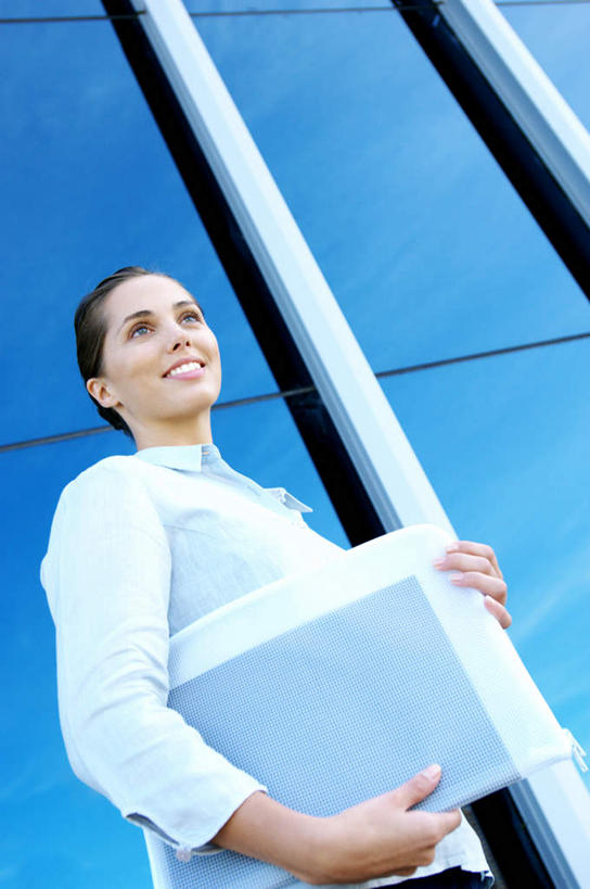 西方人,一个人,商务人士,商务女性,高楼大厦,站,笑,微笑,露齿笑,竖图,室外,白天,仰视,大厦,建筑,摩天大楼,欧洲,欧洲人,仅一个年轻女性,仅一个女性,仅一个人,握,套装,朦胧,模糊,材料,档案,文件,拿,拿着,注视,资料,观察,看,站着,握着,观看,察看,关注,文档,商务装,工薪阶层,年轻女性,女人,女性,白种人,白领,上班族,站立,半身,彩图,低角度拍摄,大楼,高层建筑,高楼,摩天楼