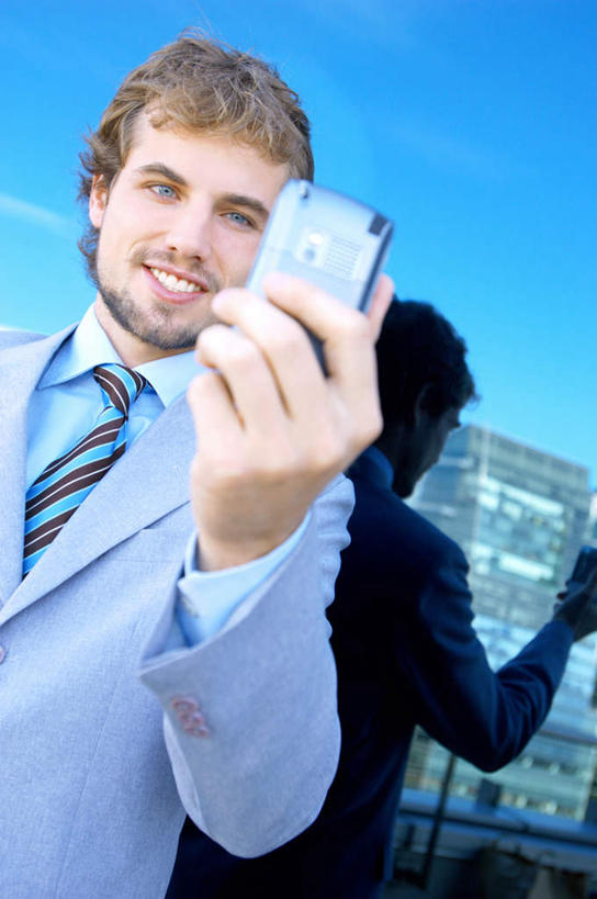 西方人,一个人,商务人士,商务男性,站,笑,打电话,微笑,露齿笑,竖图,室外,白天,正面,衬衫,镜子,电话,手机,欧洲,欧洲人,仅一个男性,仅一个人,敲打,握,套装,朦胧,模糊,墙,拿,拿着,注视,输入,通讯设备,墙壁,墙面,仅一个年轻男性,打字,观察,看,站着,握着,观看,点击,敲击,镜像,察看,镜面,关注,商务装,工薪阶层,交流,按键,男人,男性,年轻男性,白种人,白领,上班族,沟通,通话,站立,半身,彩图,衬衣