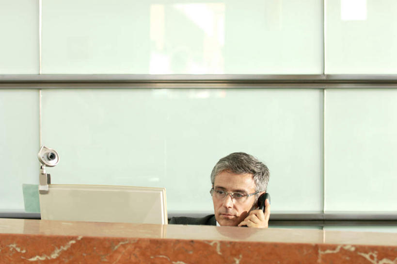 西方人,一个人,商务人士,商务男性,坐,打电话,横图,室内,白天,正面,衬衫,电脑,笔记本电脑,桌子,电话,手机,欧洲,欧洲人,仅一个男性,仅一个人,仅一个中年男性,握,套装,朦胧,模糊,网络,眼镜,办公桌,墙,棕色,摄像头,拿,听,拿着,注视,通讯设备,墙壁,墙面,观察,看,握着,观看,察看,无线,关注,通信设备,商务装,无线网络,近视眼镜,无线上网,便携式电脑,工薪阶层,交流,手提电脑,男人,男性,中年男性,白种人,白领,上班族,沟通,通话,坐着,半身,彩图,衬衣