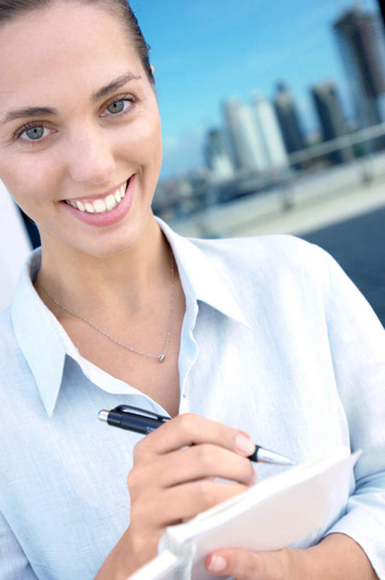 西方人,脸,头,脸颊,手,一个人,商务人士,商务女性,站,笑,微笑,露齿笑,竖图,室外,特写,白天,正面,欧洲,欧洲人,双手,仅一个年轻女性,仅一个女性,仅一个人,握,套装,朦胧,模糊,笔,办公用品,记事本,拿,拿着,注视,肩膀,文具,本子,笔记本,学习用品,观察,看,站着,手部,握着,观看,文具用品,察看,关注,商务装,工薪阶层,年轻女性,女人,女性,白种人,头部,脸部,脸蛋,面部,白领,上班族,站立,半身,彩图