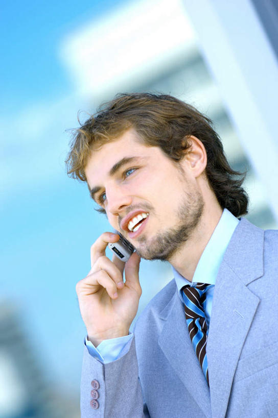 西方人,脸,头,脸颊,手,胡须,一个人,商务人士,商务男性,高楼大厦,站,笑,打电话,微笑,露齿笑,竖图,室外,特写,白天,正面,衬衫,办公楼,大厦,建筑,摩天大楼,写字楼,电话,手机,欧洲,欧洲人,仅一个男性,仅一个人,握,套装,朦胧,模糊,拿,听,拿着,注视,通讯设备,肩膀,仅一个年轻男性,一个,楼宇,观察,看,站着,手部,商务楼,握着,单个,观看,单手,察看,关注,商务装,工薪阶层,交流,男人,男性,年轻男性,白种人,头部,胡子,小胡子,脸部,脸蛋,面部,白领,上班族,沟通,通话,站立,半身,彩图,衬衣,大楼,高层建筑,高楼,摩天楼
